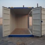Contenedor de 20 pies con puertas laterales completamente abiertas para carga fácil