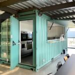 Mostrador exterior en contenedor bar para servicio rápido