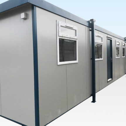 Cabina oficina modular Jackleg instalada en exterior