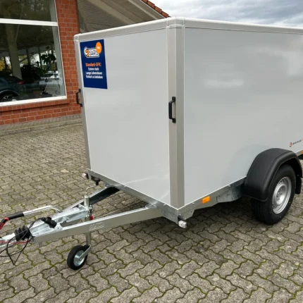 Vista frontal del remolque Kofferanhänger Saris GO 256 con puertas abiertas