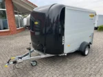 Brian James Box Van - 600-3518-27-2-12-W Kofferanhänger PKW Anhänger Alter: Neu (Produktionsjahr: 2025) 2 Jahre Hauptuntersuchung ab dem Tag der Erstzulassung Inkl. Zulassungspapiere (Kfz-Brief / Zulassungsbescheinigung Teil 2 und COC) Verfügbar ab: Sofort (auf Lager)! Finanzierung über unsere Partnerbanken möglich! Technische Daten Zulässiges Gesamtgewicht: 2.700kg Leergewicht: ca. 976kg Nutzlast: ca. 1.724kg Achsenanzahl: 1 Laderaumlänge: 3.690mm Laderaumbreite: 1.780mm Laderaumhöhe: 2.010mm Bremsenart: Gebremst, Auflaufbremse Fahrgestell: Tieflader (Räder neben Aufbau), Gummifederachse Elektrik: 12V, 13 poliger Stecker Reifengröße: 195/60 R12 Sonderausstattung Weißer Aufbau Zusätzliche Lastsicherungsschienen Ausstattung Abschließbare Kugelkupplung Aerodynamischer Poly-Bug Alufelgen Anthrazit Einstiegstür rechts und links mit 3-Punkt-Verriegelung Heckstützen Lastsicherungsschienen seitlich und unter dem Dach LED-Beleuchtung LED-Innenbeleuchtung Lichtdach Mehrfunktions-Hecktüren (als Tür, Rampe oder Kombination aus beidem nutzbar) Rahmen geschweißt und verzinkt Reserverad inkl. Halter Schwerlast Stützrad Siebdruckbodenplatten Unterlegkeile Zurrschienen rechts, links und mittig im Boden integriert V-Deichsel AL-KO Achsen und Bremsanlage Zubehör (aufpreispflichtig) 100km/h Bescheinigung inkl. Nachrüstung 4x Radstoßdämpfer (Leermasse Zugfahrzeug min. 2.455kg) Aluminium-Bodenbelag Fahrradständer Frontstauraum Go-Kart Transportregal Motorradständer Rückfahrkamera Schwarzer Aufbau Solar-Dachlüfter Spanngurt Sperrstange Stahlfelgen Stauraum im Ladeboden Stufenbausatz (1x oder 2x Trittstufen) Fahrzeuganlieferung deutschlandweit (Angebot für individuellen Transportpreis gewünscht) Zulassung Umkreis 25km (Durchführung Autohaus Möller) Zulassung deutschlandweit (Durchführung Zulassungsdienst) Ausfuhrkennzeichen (15 Tage gültig) Ausfuhrkennzeichen (30 Tage gültig) Überführungskennzeichen (5 Tage gültig) Zollanmeldung Zusendung Kfz-Papiere zwecks Anmeldung (Anzahlung erforderlich) Hinweis Gewichtsangaben können je nach Ausstattung abweichen; Irrtümer, Zwischenverkauf und Änderungen vorbehalten!