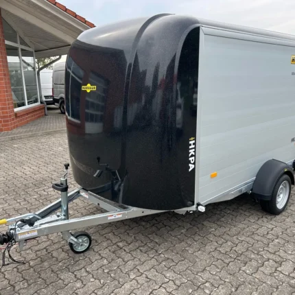 Brian James Box Van - 600-3518-27-2-12-W Kofferanhänger PKW Anhänger Alter: Neu (Produktionsjahr: 2025) 2 Jahre Hauptuntersuchung ab dem Tag der Erstzulassung Inkl. Zulassungspapiere (Kfz-Brief / Zulassungsbescheinigung Teil 2 und COC) Verfügbar ab: Sofort (auf Lager)! Finanzierung über unsere Partnerbanken möglich! Technische Daten Zulässiges Gesamtgewicht: 2.700kg Leergewicht: ca. 976kg Nutzlast: ca. 1.724kg Achsenanzahl: 1 Laderaumlänge: 3.690mm Laderaumbreite: 1.780mm Laderaumhöhe: 2.010mm Bremsenart: Gebremst, Auflaufbremse Fahrgestell: Tieflader (Räder neben Aufbau), Gummifederachse Elektrik: 12V, 13 poliger Stecker Reifengröße: 195/60 R12 Sonderausstattung Weißer Aufbau Zusätzliche Lastsicherungsschienen Ausstattung Abschließbare Kugelkupplung Aerodynamischer Poly-Bug Alufelgen Anthrazit Einstiegstür rechts und links mit 3-Punkt-Verriegelung Heckstützen Lastsicherungsschienen seitlich und unter dem Dach LED-Beleuchtung LED-Innenbeleuchtung Lichtdach Mehrfunktions-Hecktüren (als Tür, Rampe oder Kombination aus beidem nutzbar) Rahmen geschweißt und verzinkt Reserverad inkl. Halter Schwerlast Stützrad Siebdruckbodenplatten Unterlegkeile Zurrschienen rechts, links und mittig im Boden integriert V-Deichsel AL-KO Achsen und Bremsanlage Zubehör (aufpreispflichtig) 100km/h Bescheinigung inkl. Nachrüstung 4x Radstoßdämpfer (Leermasse Zugfahrzeug min. 2.455kg) Aluminium-Bodenbelag Fahrradständer Frontstauraum Go-Kart Transportregal Motorradständer Rückfahrkamera Schwarzer Aufbau Solar-Dachlüfter Spanngurt Sperrstange Stahlfelgen Stauraum im Ladeboden Stufenbausatz (1x oder 2x Trittstufen) Fahrzeuganlieferung deutschlandweit (Angebot für individuellen Transportpreis gewünscht) Zulassung Umkreis 25km (Durchführung Autohaus Möller) Zulassung deutschlandweit (Durchführung Zulassungsdienst) Ausfuhrkennzeichen (15 Tage gültig) Ausfuhrkennzeichen (30 Tage gültig) Überführungskennzeichen (5 Tage gültig) Zollanmeldung Zusendung Kfz-Papiere zwecks Anmeldung (Anzahlung erforderlich) Hinweis Gewichtsangaben können je nach Ausstattung abweichen; Irrtümer, Zwischenverkauf und Änderungen vorbehalten!