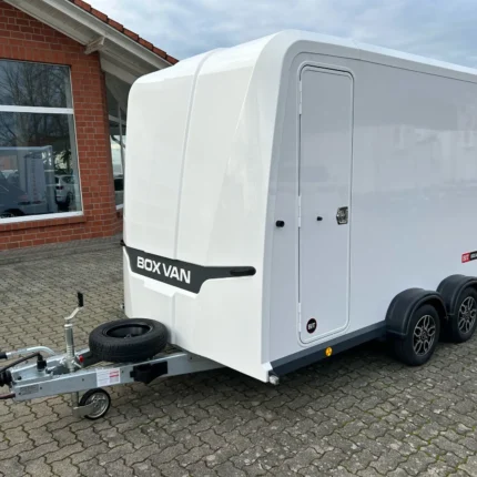 Brian James Box Van 600 vista lateral con carga segura