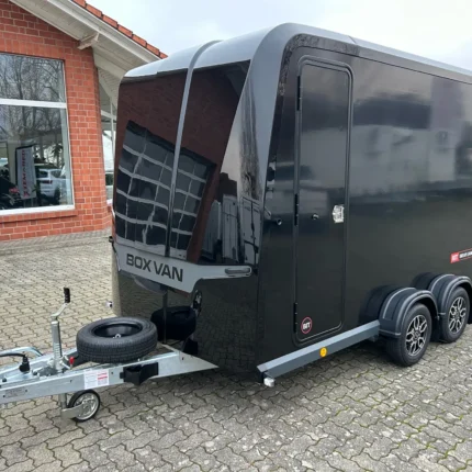 Remolque Brian James visto de lado con vehículo cargado