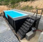 Piscina exterior fabricada con contenedor metálico reutilizado