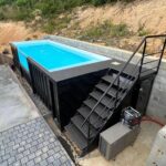 Piscina exterior fabricada con contenedor metálico reutilizado