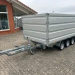 Vista lateral del remolque porta-coches Humbaur HTK 3500