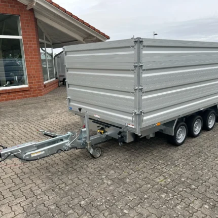 Vista lateral del remolque porta-coches Humbaur HTK 3500