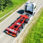 Chasis portacontenedores de tres ejes en operación logística