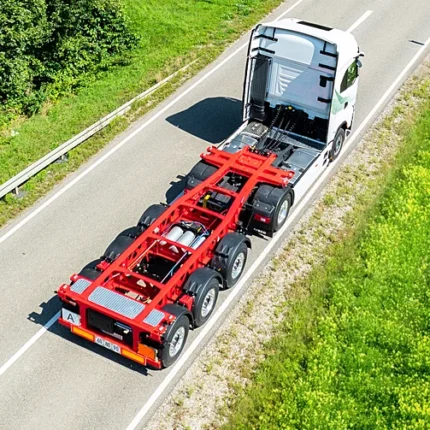 Chasis portacontenedores de tres ejes en operación logística