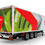 Vista lateral del remolque Kögel Box en operación logística