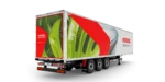 Vista lateral del remolque Kögel Box en operación logística