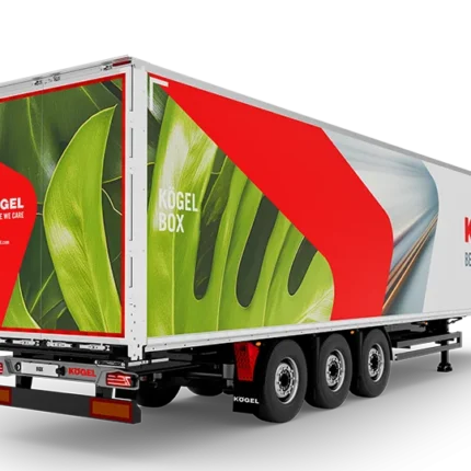 Vista lateral del remolque Kögel Box en operación logística